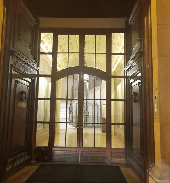 The classical style of the 1925 architect Adolf Florensa’s building features the entrance and all the interiors.